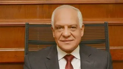 للتفاني بالعمل.. محافظ الجيزة يكافئ رئيس الوحدة المحلية لقرية الودى بالصف