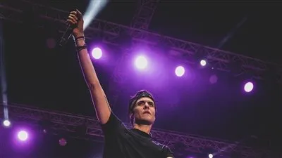 وسط صراخ وهتافات.. 