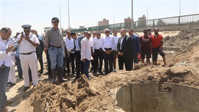 محافظ الجيزة يتفقد أعمال إصلاح كسر بماسورة مياه بالطالبية (صور)