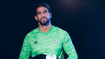 عاجل.. بيراميدز يعلن تمديد تعاقد شريف إكرامي