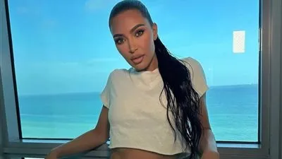 بإطلالة صيفية جذابة.. كيم كارداشيان تخطف الأنظار (صور)