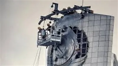 كييف تزيل شعار الاتحاد السوفييتي من النصب التذكاري