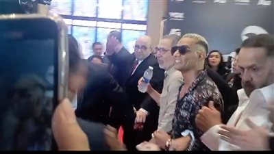 هجوم صحفي على محمد رمضان أثناء وصوله العرض الخاص لفيلم 