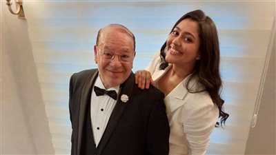 صلاح عبدالله يحتفل بنجاح ابنته: 