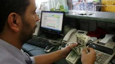 عرش السوق السوداء يهتز بعد طرح الشهادات الدولارية 