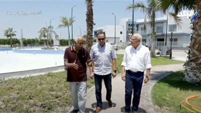 محافظ بورسعيد يستعرض تحويل عزبة أبو عوف لكومباوند (فيديو)