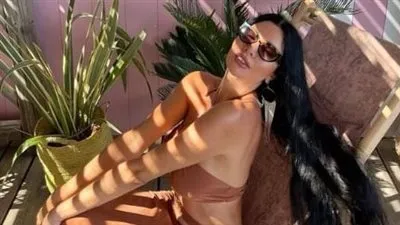 بـ فستان مكشوف الصدر.. لاميتا فرنجية تثير الجدل 