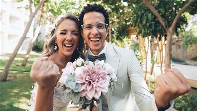 بالشال الفلسطيني وبدلة سوداء.. طه دسوقي برفقة زوجته في ختام مهرجان الجونة