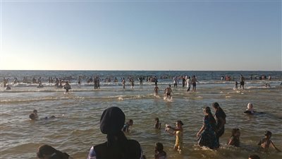 قلبه وقف.. نقل جثمان غريق بورسعيد لمشرحة مستشفي الزهور 