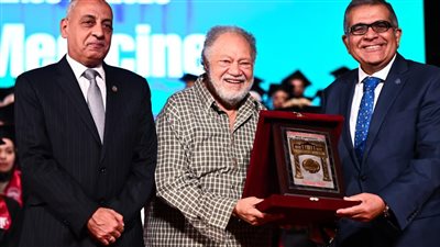 تكريم يحيى الفخراني بجامعة مصر في الاحتفال بتخرج دفعة جديدة من كلية الطب 