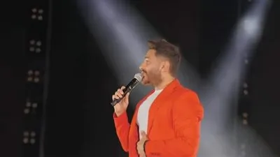 تامر حسني يغني 