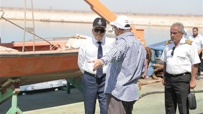 الفريق أسامة ربيع: استمرار أعمال انتشال القاطرة الغارقة 