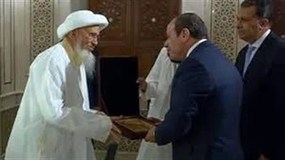 السلطان مفضل يهدي السيسي درع طائفة البهرة بافتتاح مسجد السيدة نفسية (فيديو)