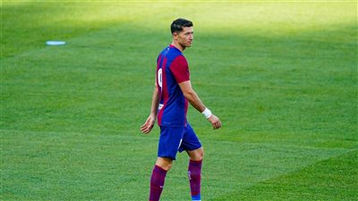 مصيره في خطر.. شرط غريب يمنح برشلونة حق طرد 