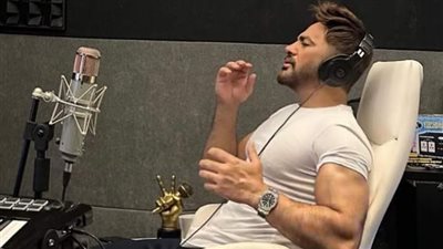 تامر حسني يشوق جمهوره لأغنية دراما جديدة ويعلن عن مفاجأة (صور)