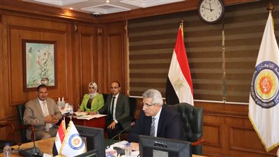 أمين المجلس الأعلى للجامعات يكرم عددا من القيادات الجامعية 