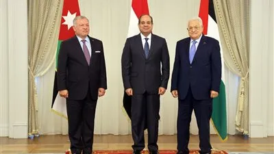 بعد القمة الثلاثية.. “أبو مازن” يغادر جمهورية مصر العربية