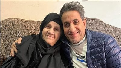 تعرض والدة أحمد شيبة لأزمة صحية ويطالب الدعاء لها