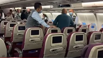 شاهد.. راكب يجير طائرة علي العودة إلى مطار الإقلاع