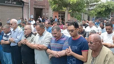 تشييع جثمان والدة الفنان أحمد شيبة بمقابر أم كبيبة بالإسكندرية (صور)