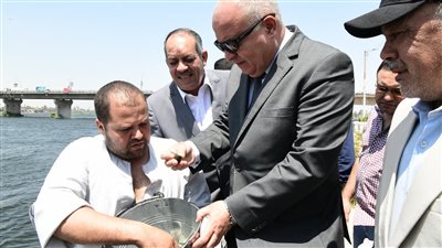 محافظ قنا يشهد إنزال مليون زريعة سمكية بنهر النيل