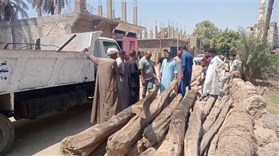 حملات لضبط الإشغالات ورفع 83 طنا من المخلفات في دشنا بقنا (صور)