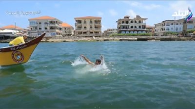 منقذو رأس البر ينقذون غريقًا على الهواء مباشرة (فيديو)