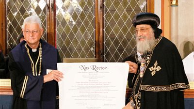 البابا تواضروس يتسلم الدكتواره الفخرية من جامعة بازمان بيتر المجرية