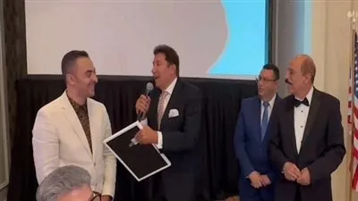 لحظة تكريم هانى رمزى فى أمريكا.. ويشيد بالمتحدث الإعلامى للمركز الثقافي أيمن معروف (فيديو)