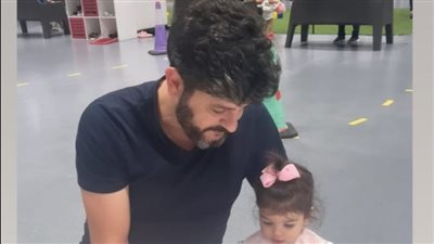 طوني عيسى برفقة ابنته بأحدث ظهور له