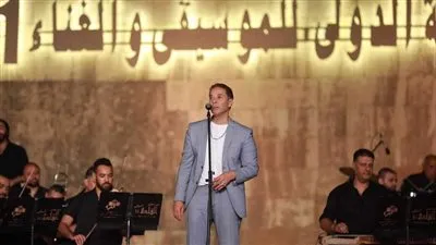 مدحت صالح يهدي الطلاب الناجحين أغنية 