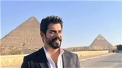 من أمام الأهرامات وخلال رحلة زيارة لمصر بوراك أوزجفيت بطل مسلسل المؤسس عثمان يشارك الجمهور بصور له والجمهور يرد 