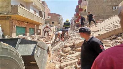 لنقل المصابين من تحت الأنقاض.. تمركز سيارات الإسعاف حول العقار المنهار بالساحل