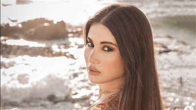 على البحر.. هدى الإتربي تتألق بأحدث ظهور لها