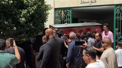 عاجل.. لحظة وصول عمرو عبد الجليل لصلاة الجنازة على شقيقه (صور)
