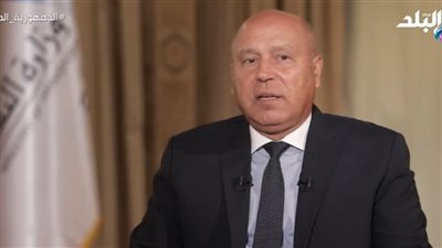 الدموع في عينه.. كامل الوزير يتأثر على الهواء خلال حديثه عن السيسي