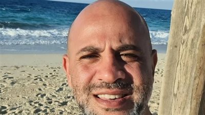 عزيز الشافعي يحتفل بتحقق أغنية 