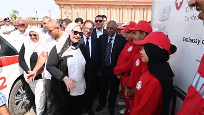 وزيرة التضامن تتفقد نقطة الخدمات الإنسانية للهلال الأحمر أمام محطة قطارات أسوان (صور)
