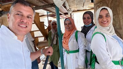 من فوق السقالات.. وزير السياحة والآثار يوجه التحية للمرمم المصري بالكرنك 