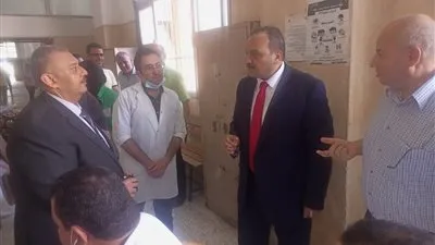 نائب رئيس جامعة بنها يتفقد إجراءات الكشف الطبي على الطلاب الجدد