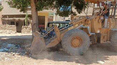 رفع 60 طنًا من القمامة ومخلفات الترع بنجع حمادي في قنا 