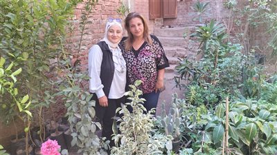 بدأتها كهواية وأصبحت مهنتها.. سيدة بالمنوفية تحول حديقة منزلها لمشتل 