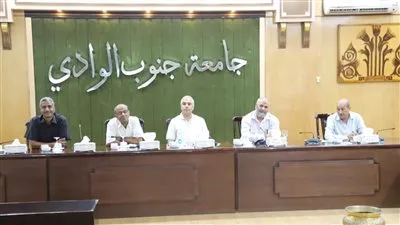 رئيس جنوب الوادي بقنا يجتمع بالعاملين بإدارة للعلاقات العامة والإعلام