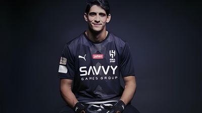 رغم غيابه.. بونو يحتفل بجائزة أفضل حارس مرمى في إفريقيا مع والدته 