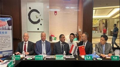 وزير التنمية المحلية يدعو رجال الأعمال في الصين لإقامة الصناعات المهمة بمصر
