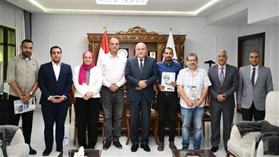 محافظ قنا يكرم فريق عمل تدريب العاملين بمكتبة مصر العامة