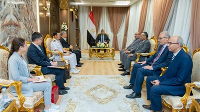 وزير الإنتاج الحربي يبحث مع 