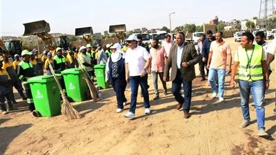 محافظ أسوان يتفقد اصطفاف معدات وسيارات وعمالة منظومة النظافة