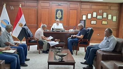 رئيس مدينة الغردقة يبحث تعديل وإضافة خطوط سير مع بداية العام الدراسي الجديد