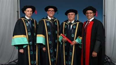 جامعة إيست لندن تمنح الدكتوراه الفخرية لوزير التعليم العالي